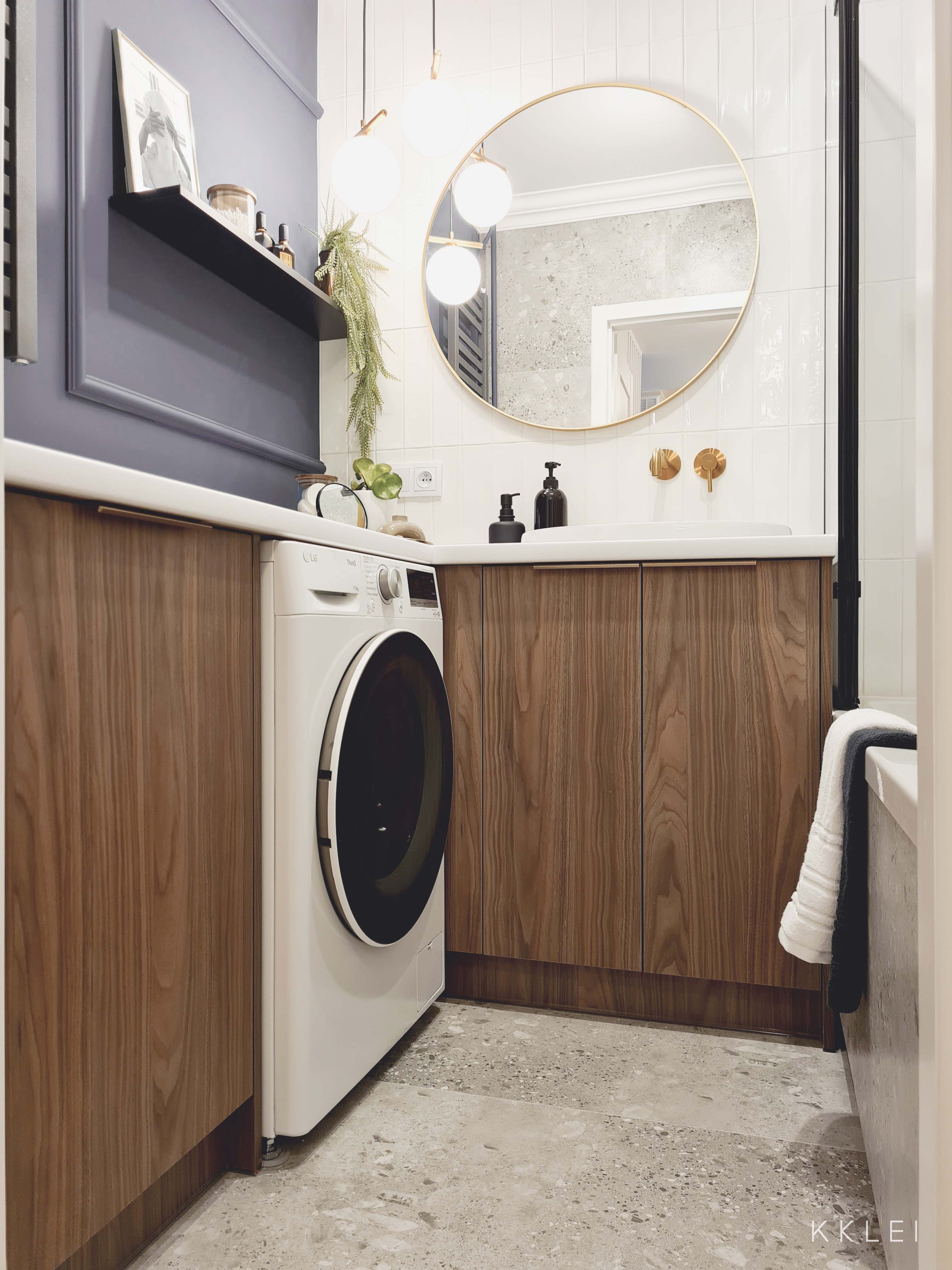 Elegancka mała łazienka z wanną i pralką, minimalistyczny design